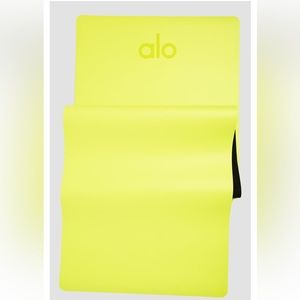 NWT Alo Yoga Warrior mat in highlighter